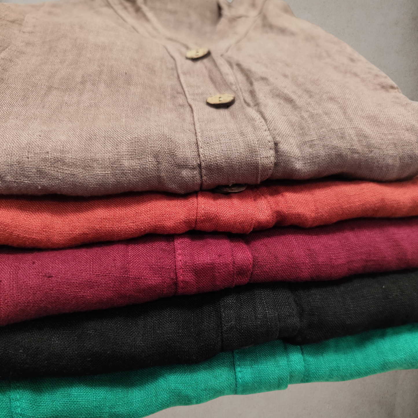 Vestido de lino en varios colores con botones de madera