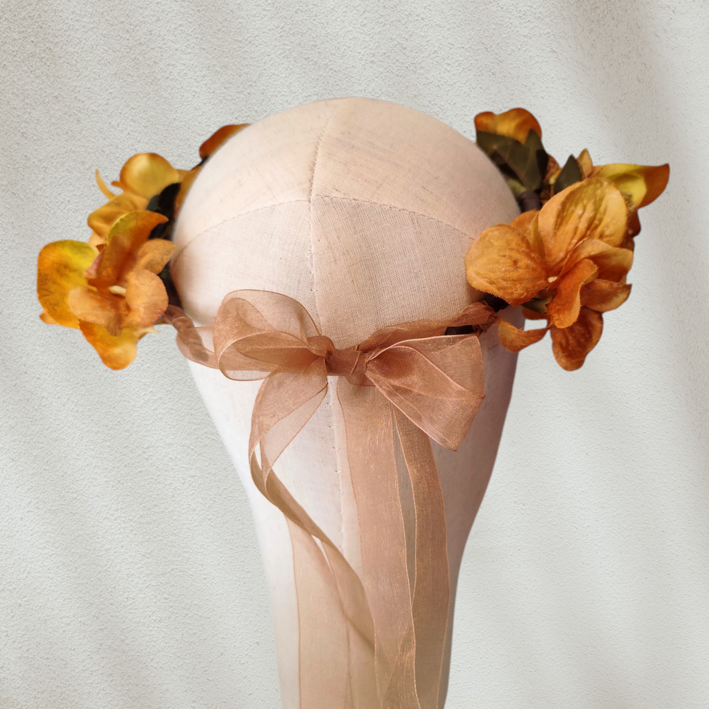 Corona floral artesanal en tonos ocre y mostaza para novia o invitada