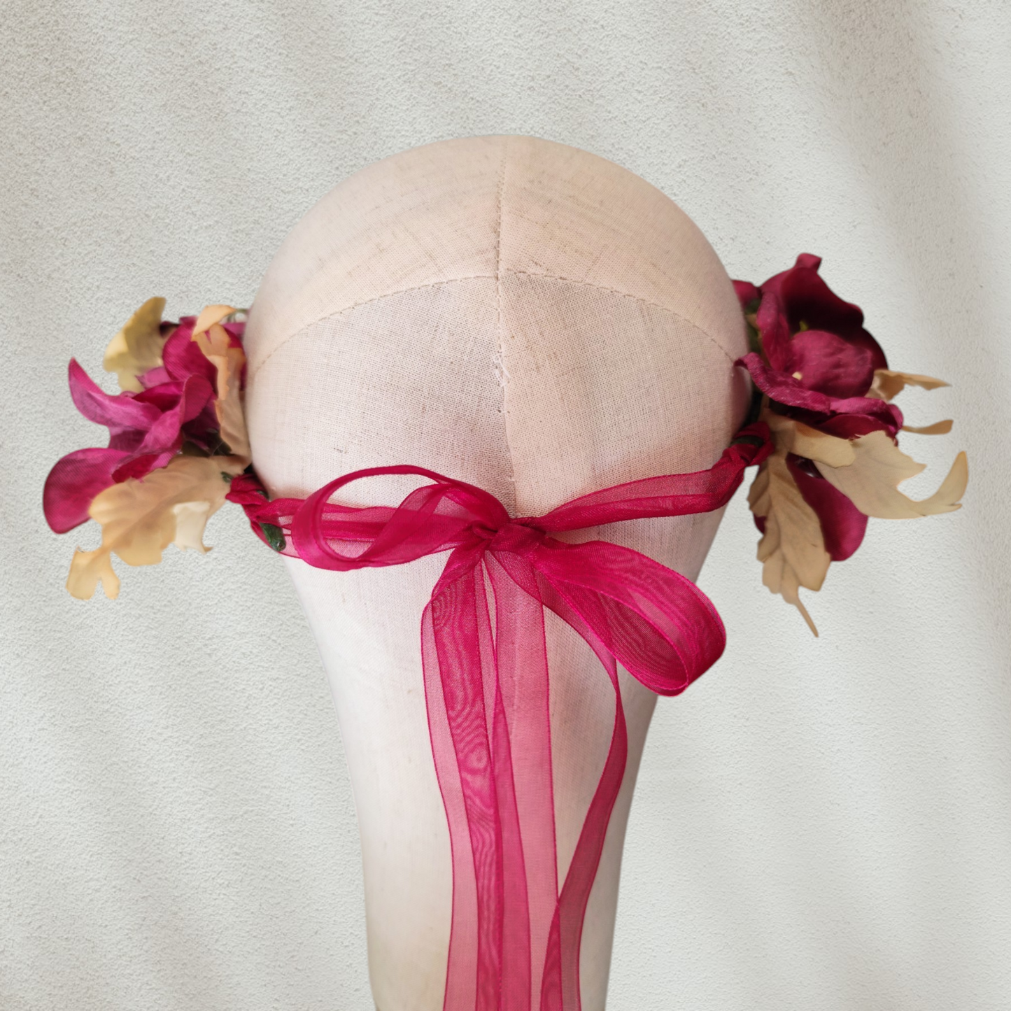 Corona floral artesanal en color burdeos para novia o invitada, con flores de estilo natural.