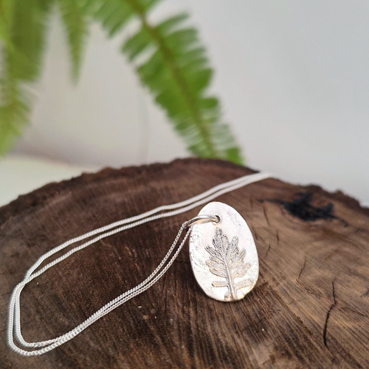 Colgante de plata con huella botánica de hoja de coronas de reina en relieve con cadena fina