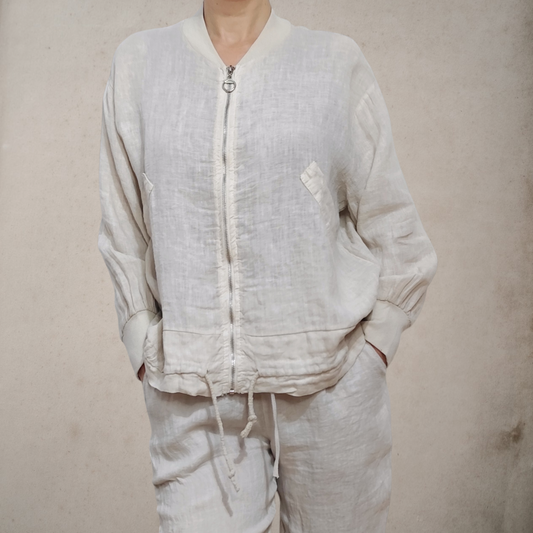 Chaqueta de lino con cremallera en color beige, ligera y cómoda.