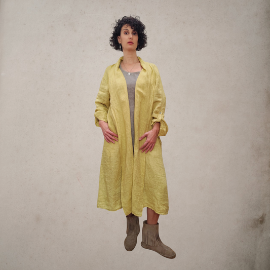 Chaqueta de lino abierta y larga en color mostaza, ligera y fresca.