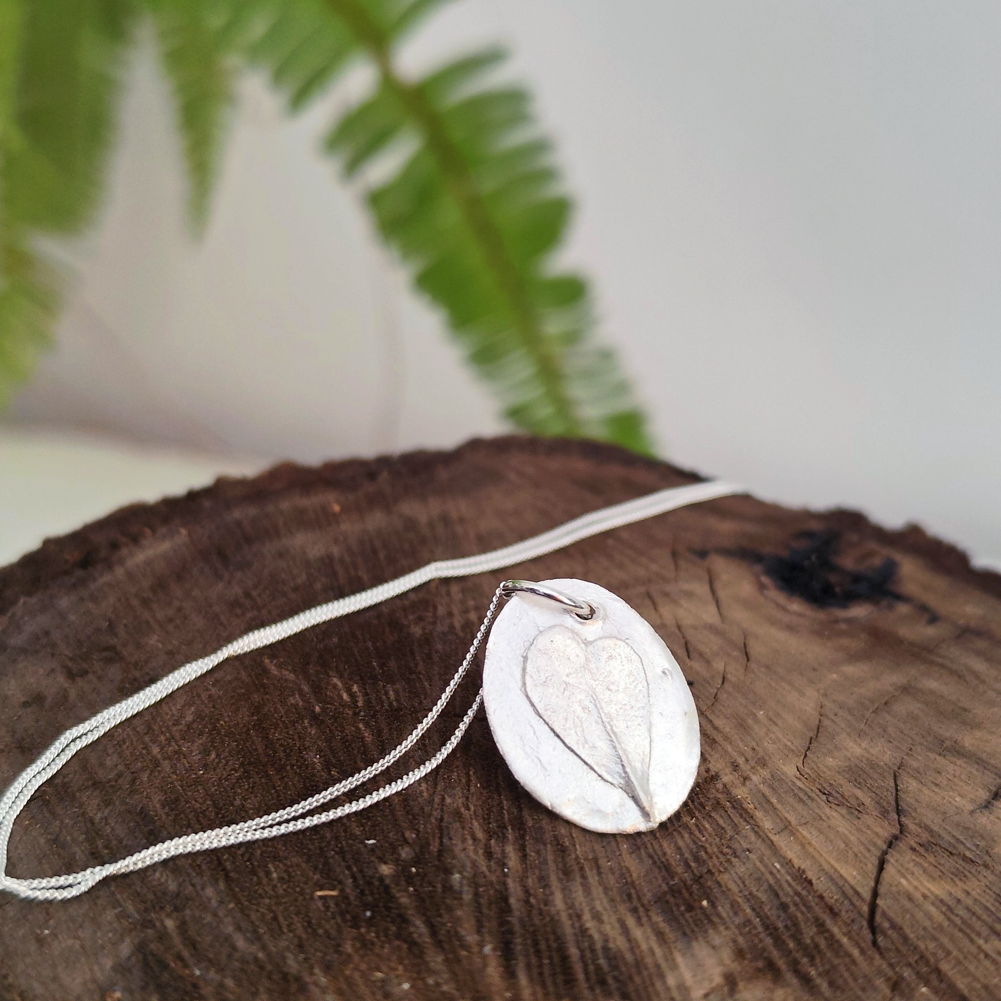 Colgante de plata con huella botánica de hoja de haya romana en relieve con cadena fina