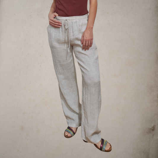 Pantalón de lino natural en color beige, con cintura elástica, corte recto y fresco, muy cómodo.