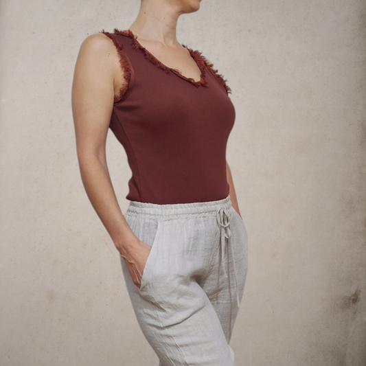 Top marrón de punto de canalé de algodón fresco y transpirable, muy cómodo.