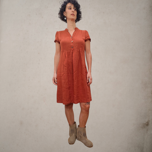 Vestido de lino color terracota ligeramente entallado con cuello mao y botones de madera