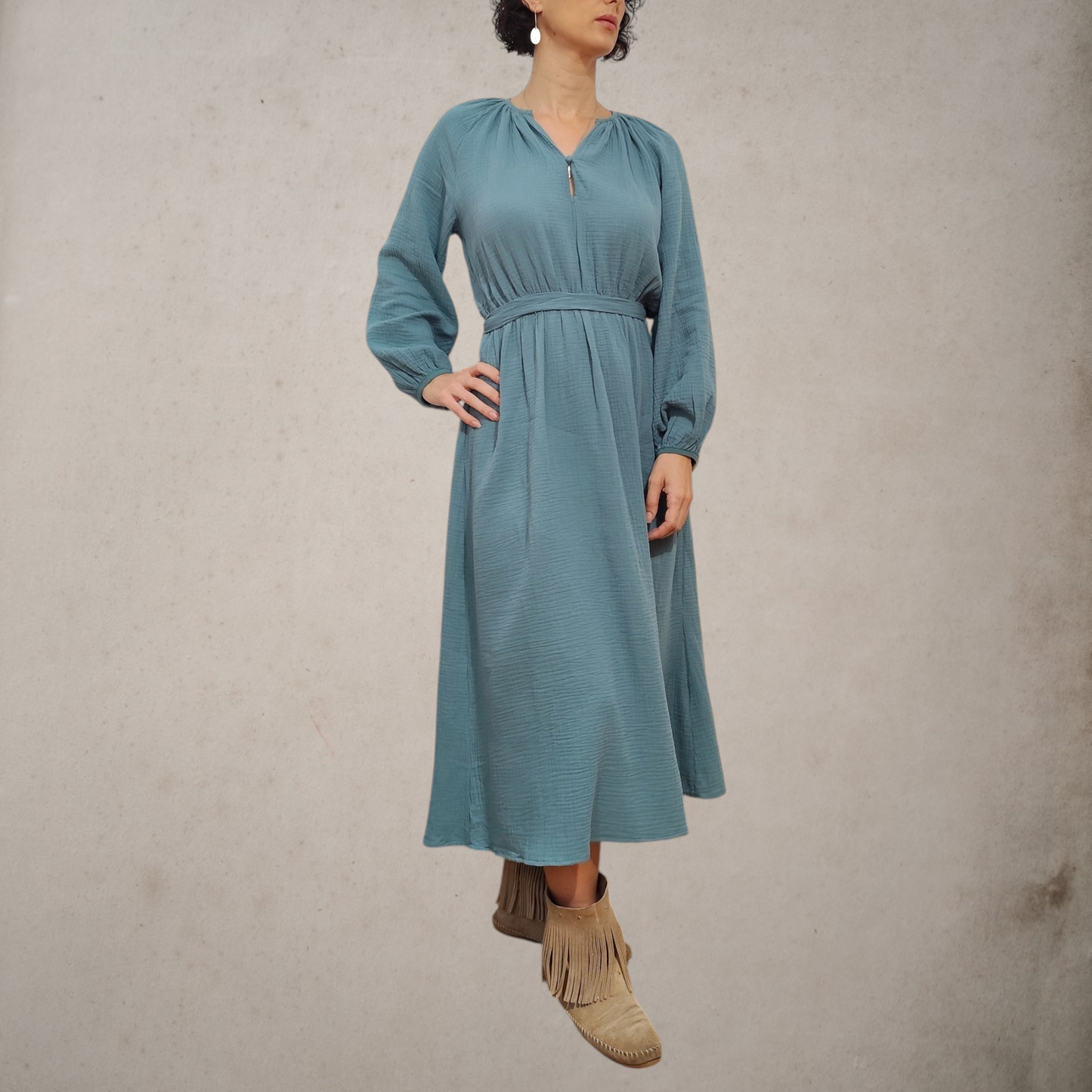 Vestido midi de viscosa en color azul petróleo, fresco, ligero y suave