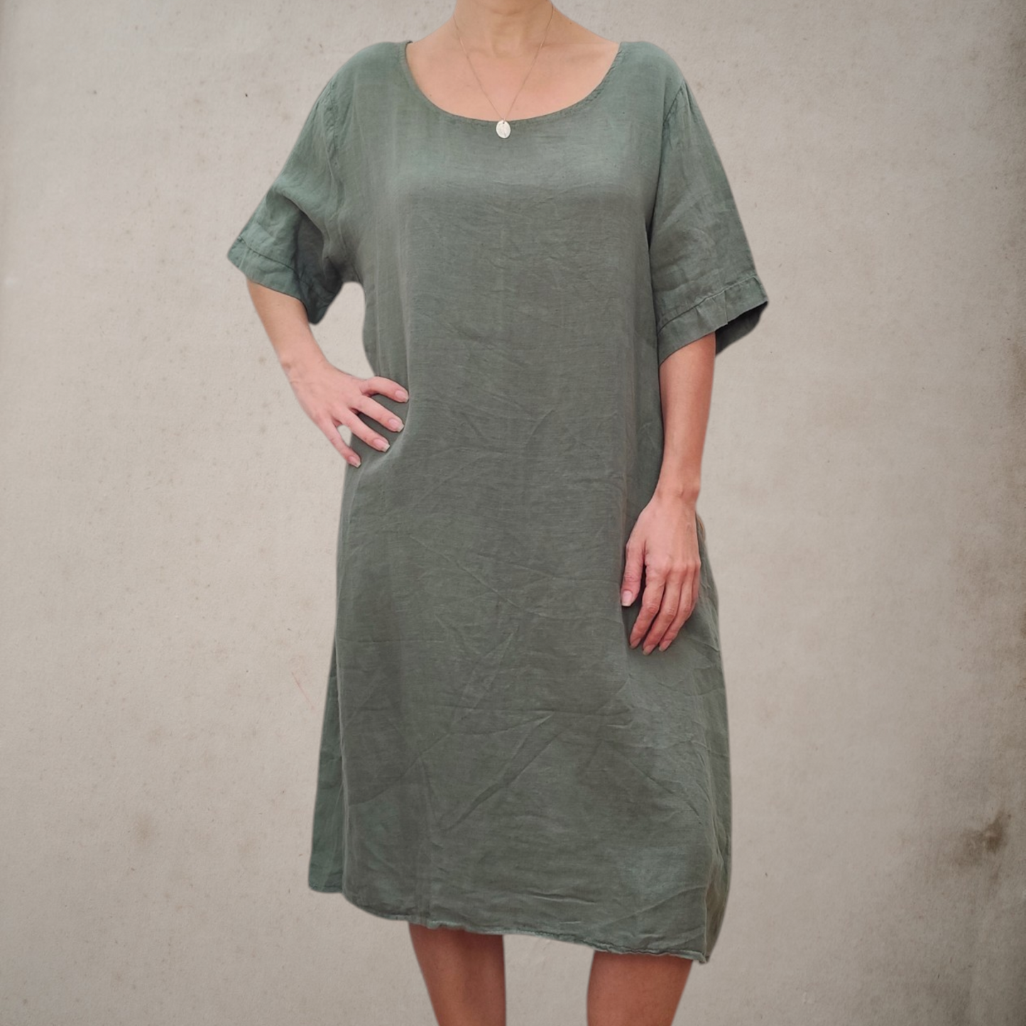 Vestido sencillo de lino en color verde caqui, fresco, ligero y muy cómodo