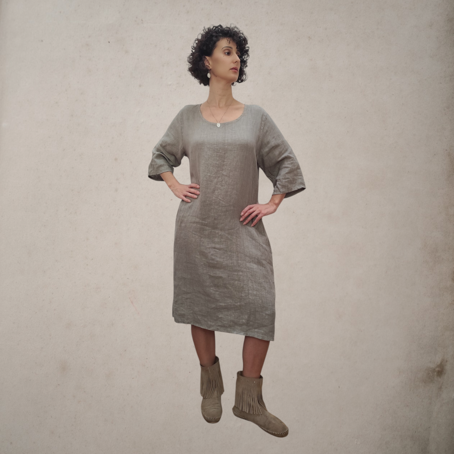 Vestido básico de lino en color topo, fresco, ligero y muy cómodo