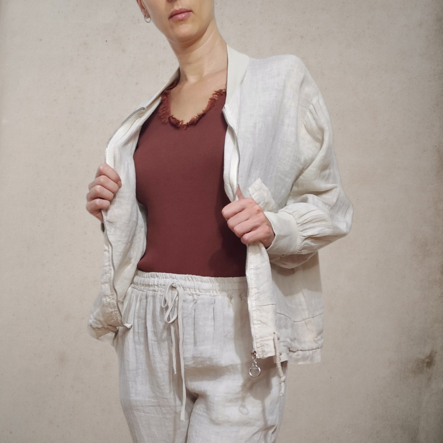 Chaqueta de lino con cremallera en color beige, ligera y cómoda.