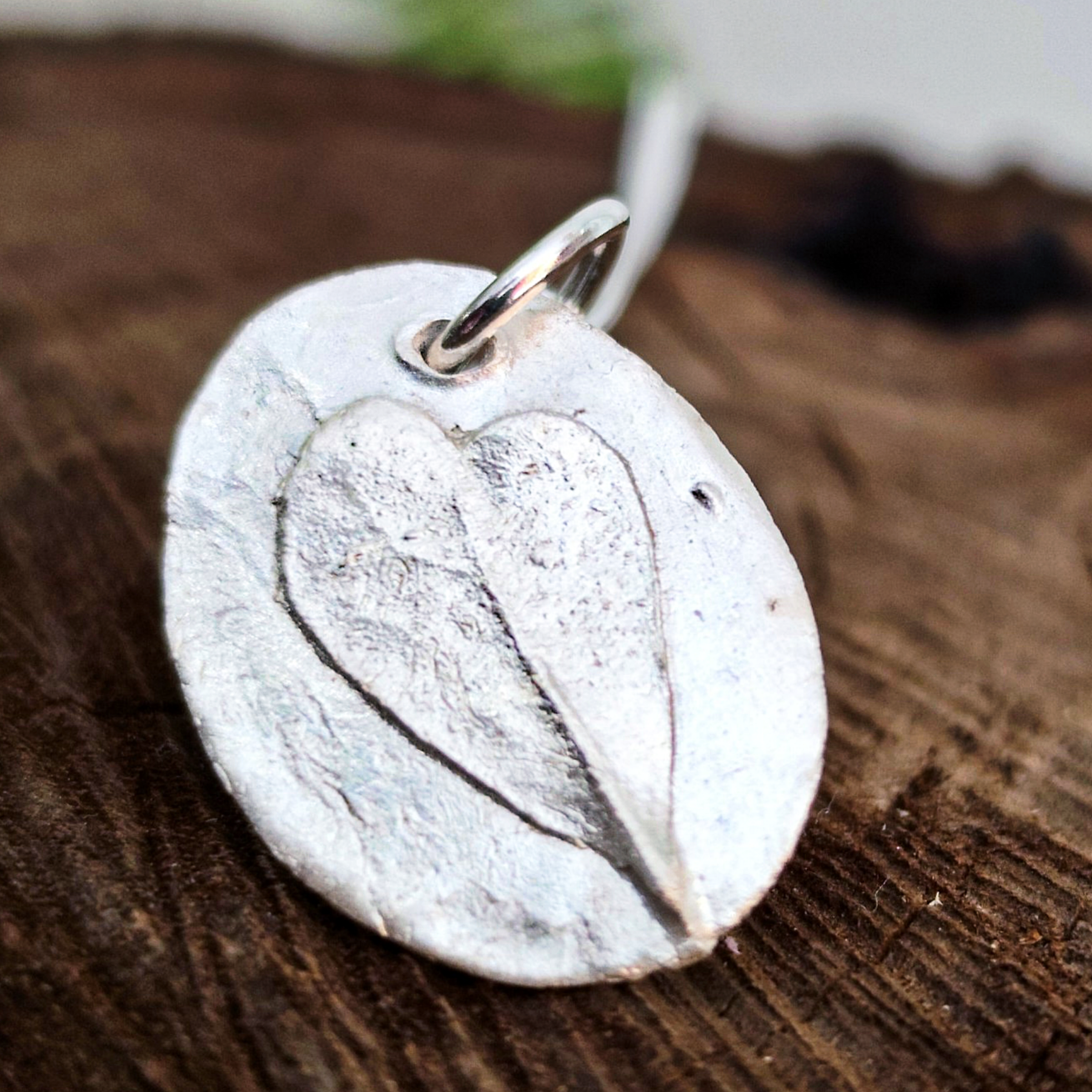 Detalle del relieve de hoja de haya romana en medalla de plata artesanal