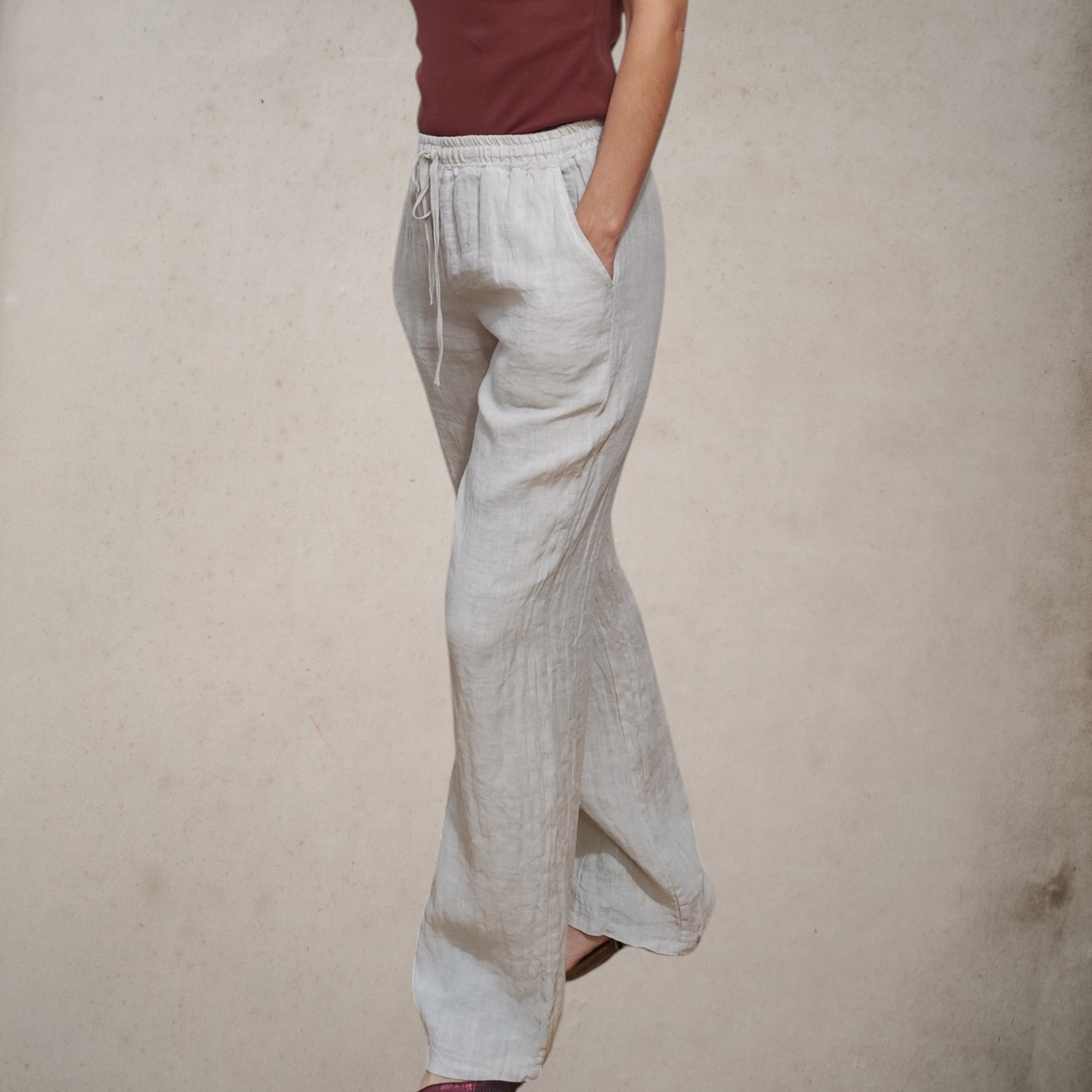 Pantalón de lino natural en color beige, con cintura elástica, corte recto y fresco, muy cómodo.