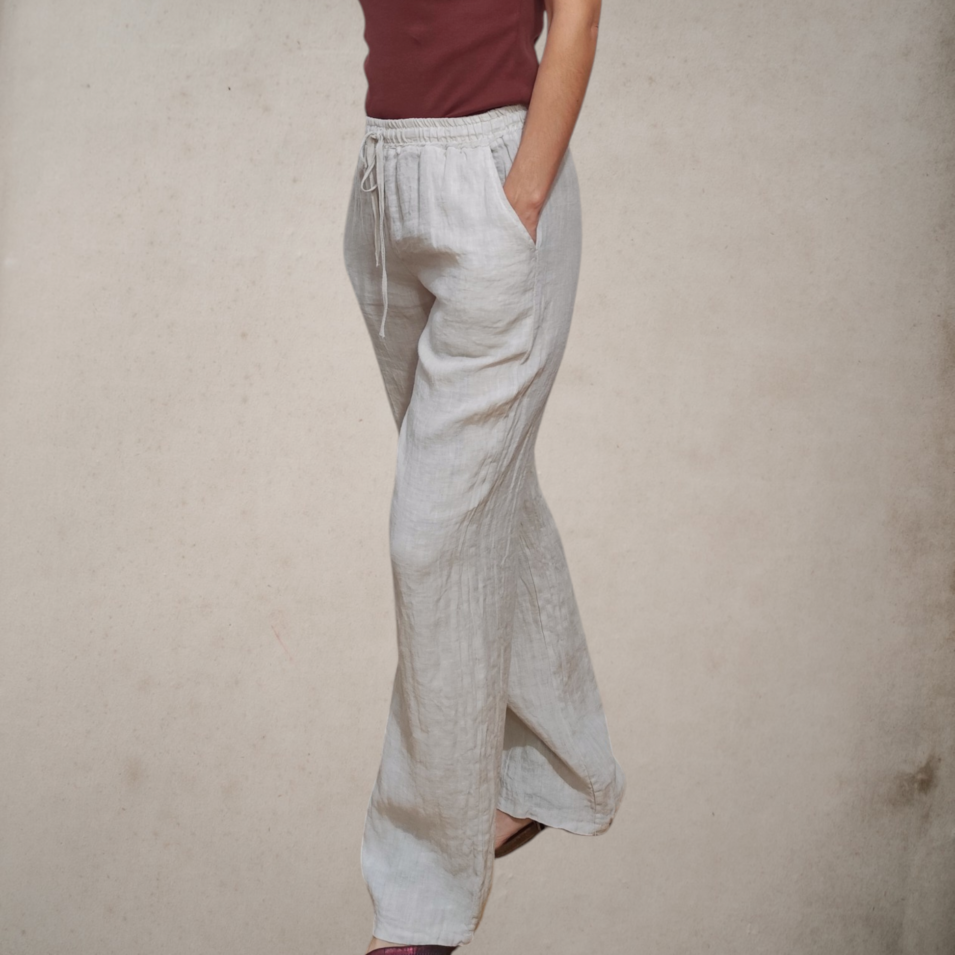 Pantalón de lino natural en color beige, con cintura elástica, corte recto y fresco, muy cómodo.