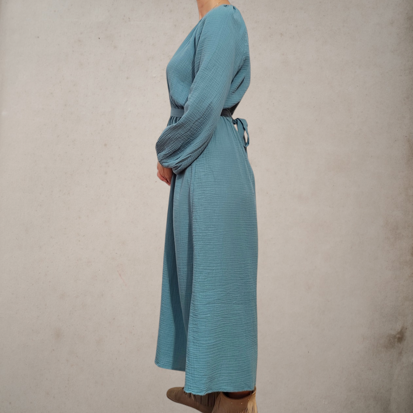 Vestido midi de viscosa en color azul petróleo, fresco, ligero y suave