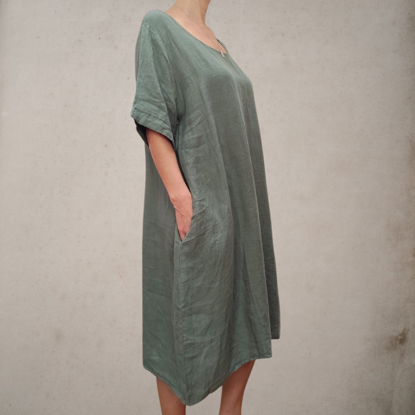 Vestido sencillo de lino en color verde caqui, fresco, ligero y muy cómodo