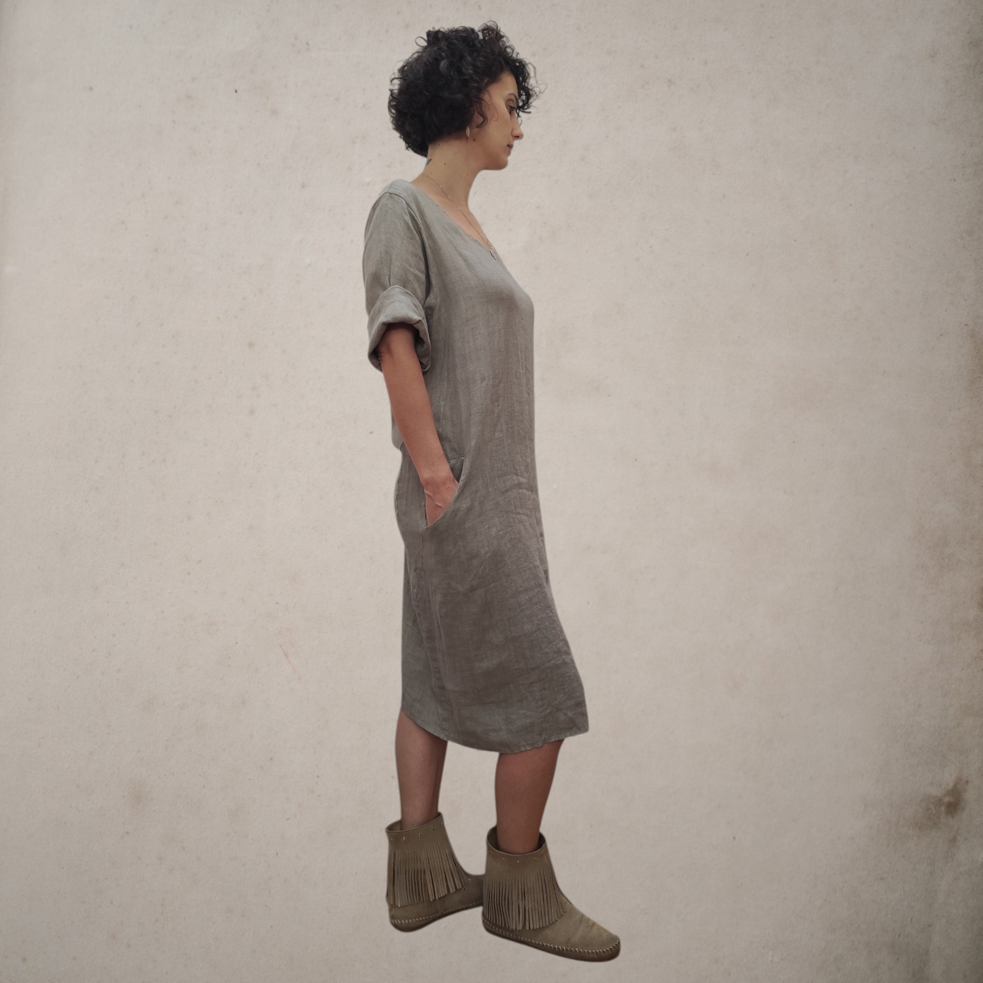 Vestido básico de lino en color topo, fresco, ligero y muy cómodo