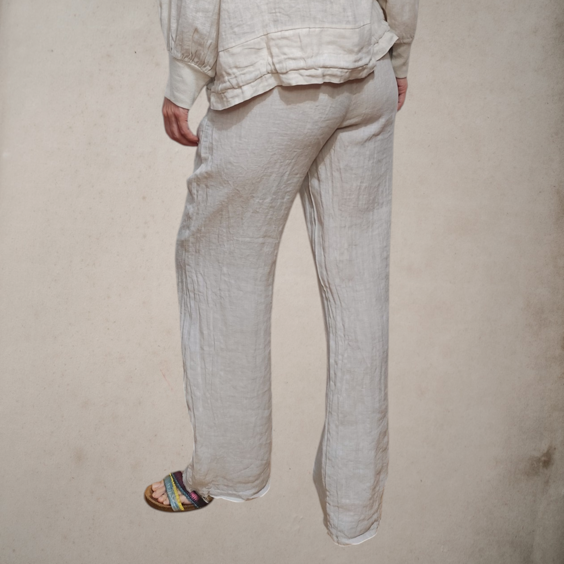 Pantalón de lino natural en color beige, con cintura elástica, corte recto y fresco, muy cómodo.