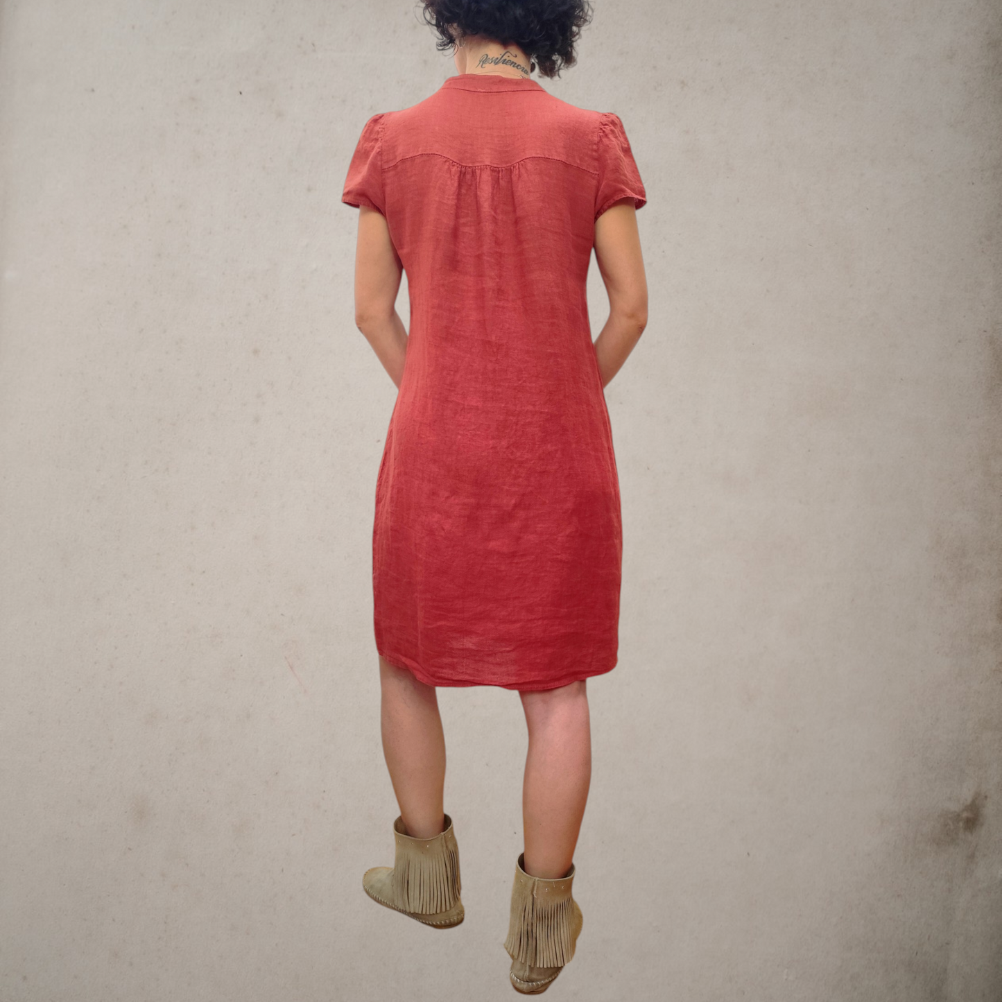 Vestido de lino con fruncido en espalda y manga en color terracota