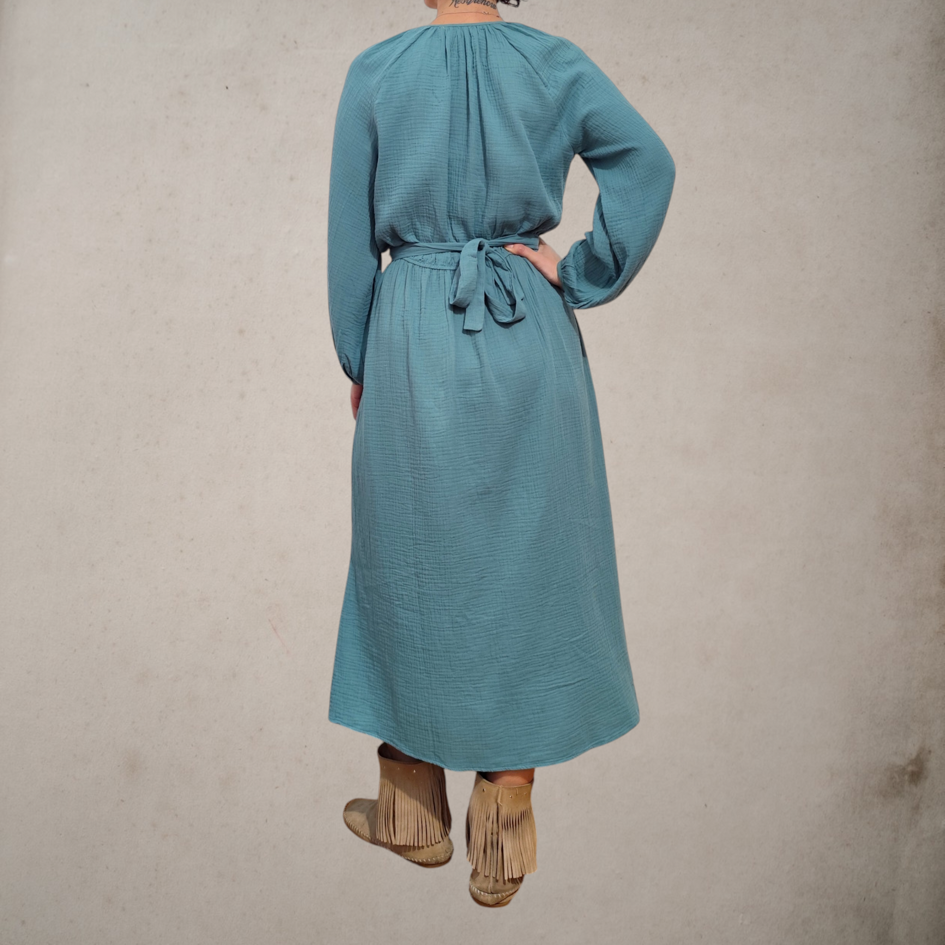 Vestido midi de viscosa en color azul petróleo, fresco, ligero y suave