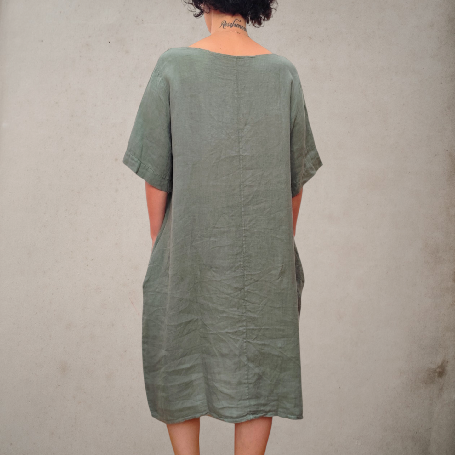 Vestido sencillo de lino en color verde caqui, fresco, ligero y muy cómodo