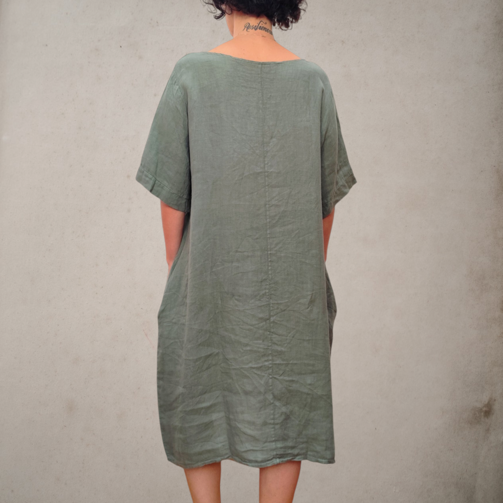 Vestido sencillo de lino en color verde caqui, fresco, ligero y muy cómodo