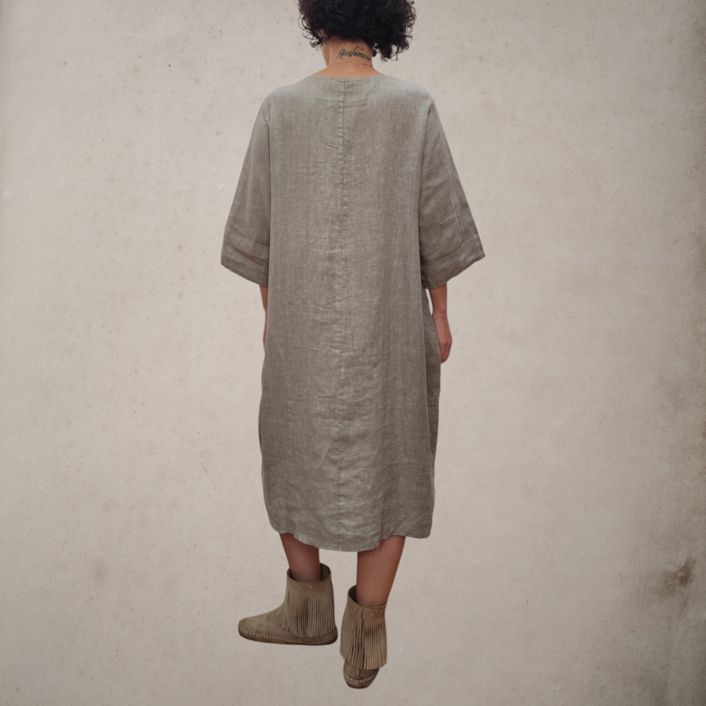 Vestido básico de lino en color topo, fresco, ligero y muy cómodo