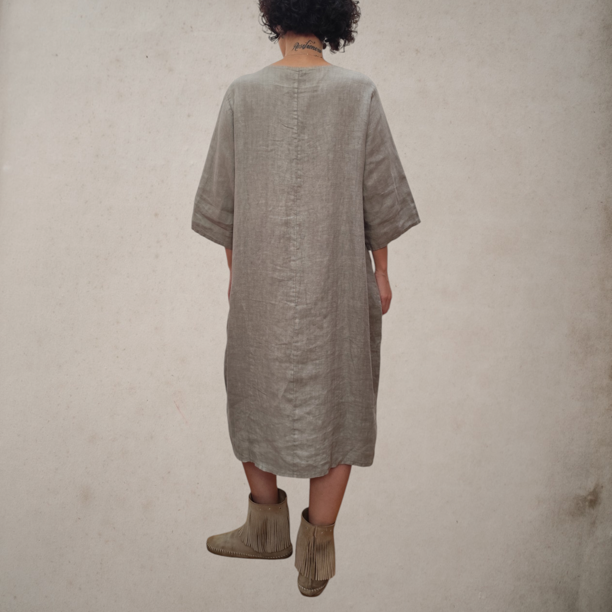 Vestido básico de lino en color topo, fresco, ligero y muy cómodo