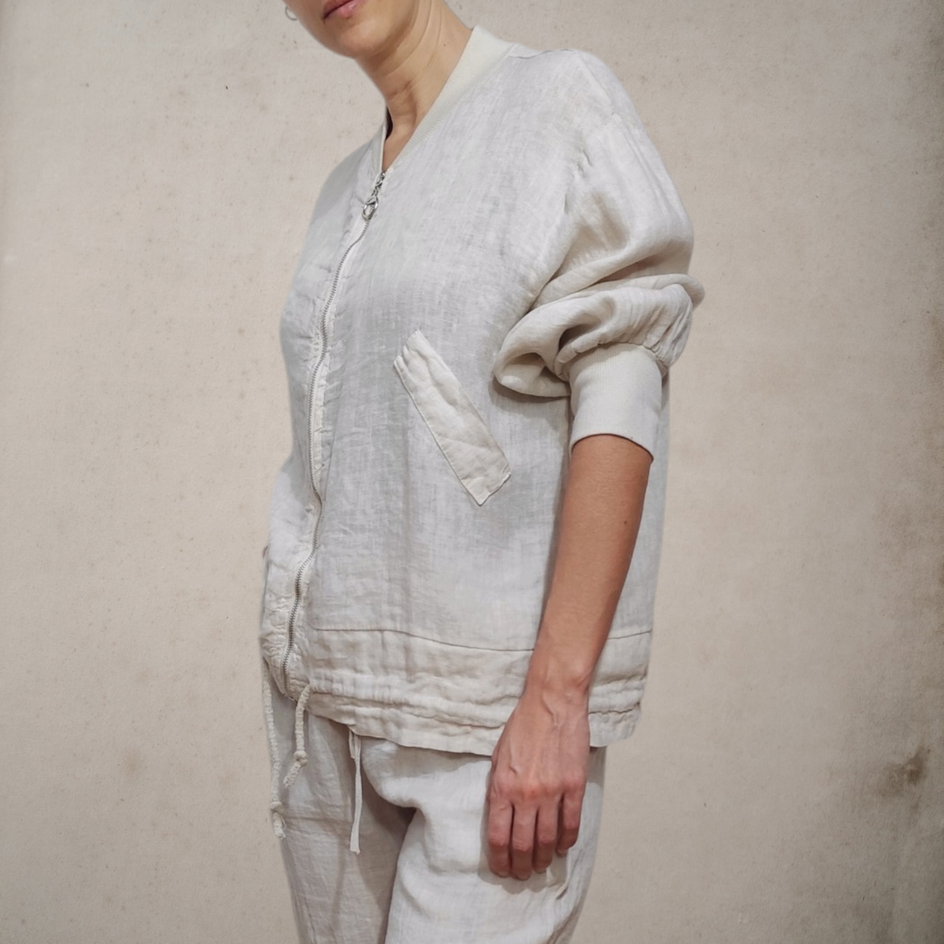 Chaqueta de lino con cremallera en color beige, ligera y cómoda.