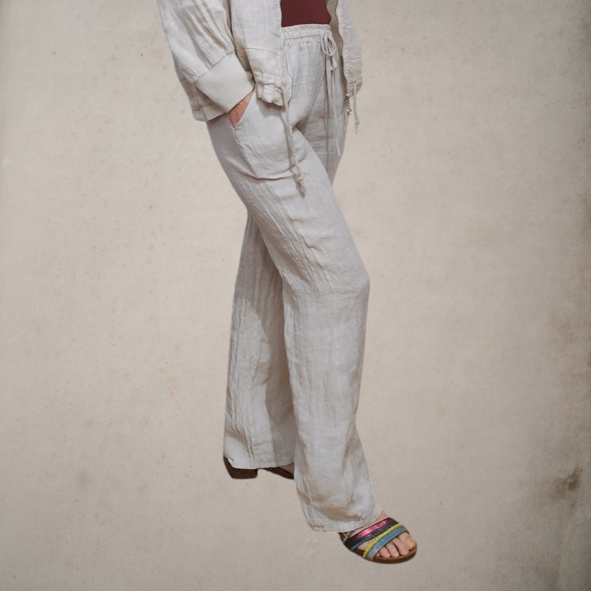 Pantalón de lino natural en color beige, con cintura elástica, corte recto y fresco, muy cómodo.