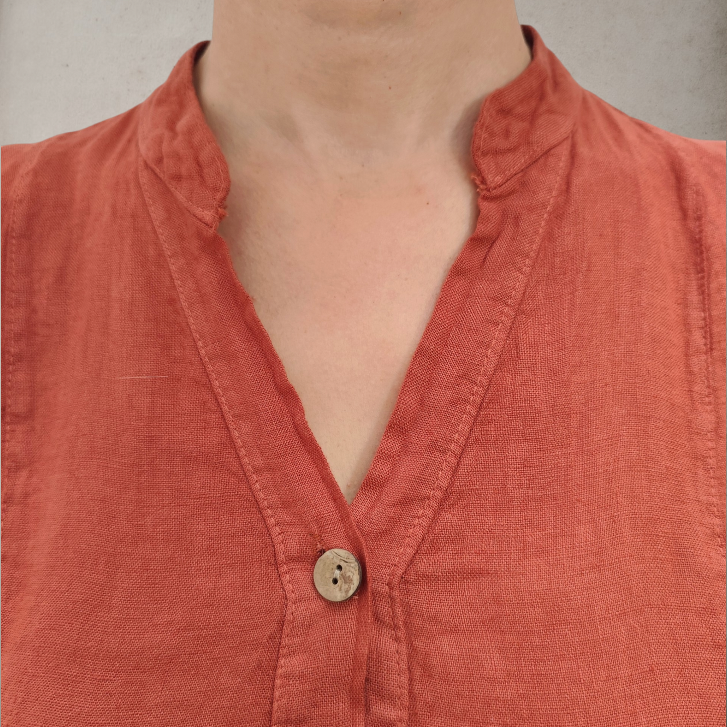 detalle del cuello mao en vestido de lino con botones de madera