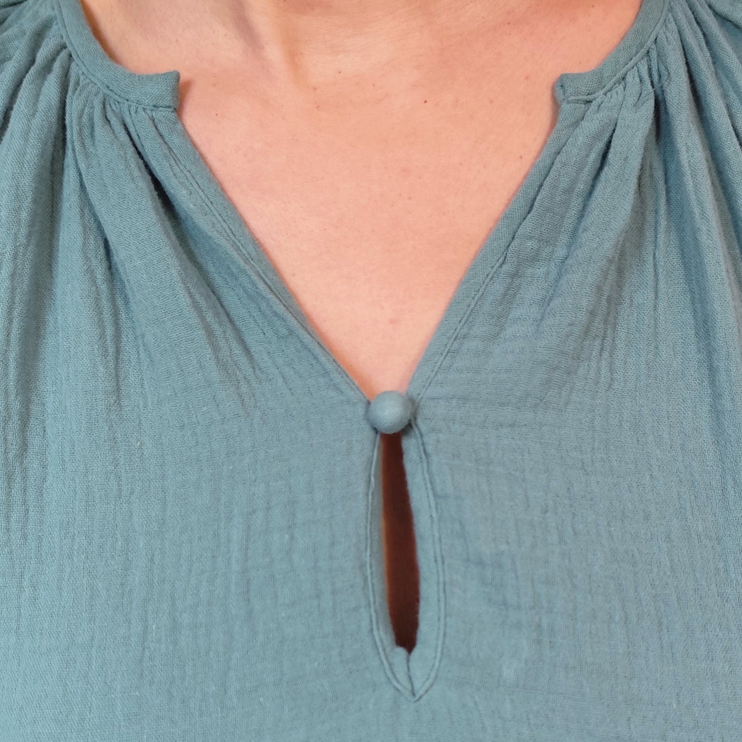 Vestido midi de viscosa en color azul petróleo, fresco, ligero y suave