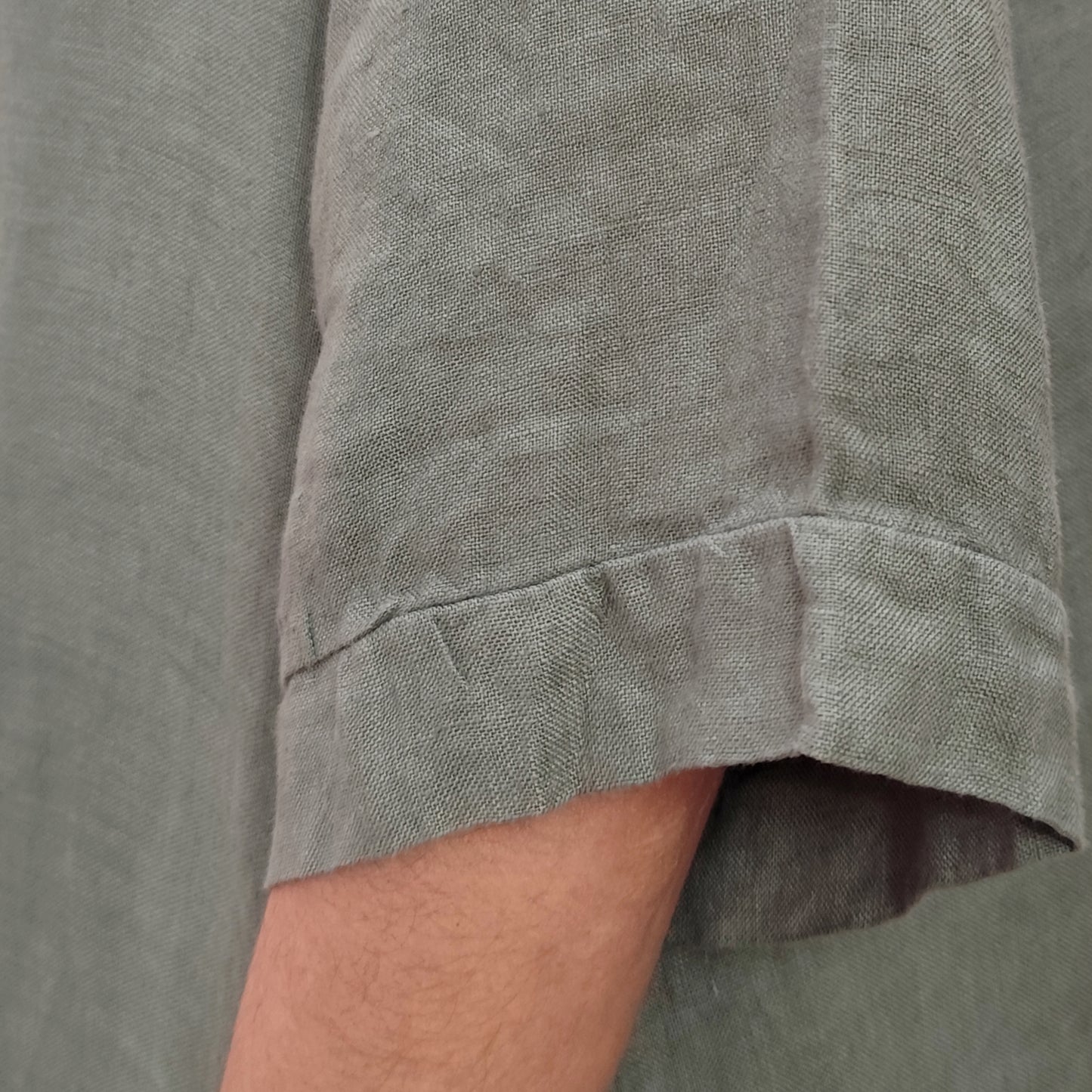 Vestido sencillo de lino en color verde caqui, fresco, ligero y muy cómodo