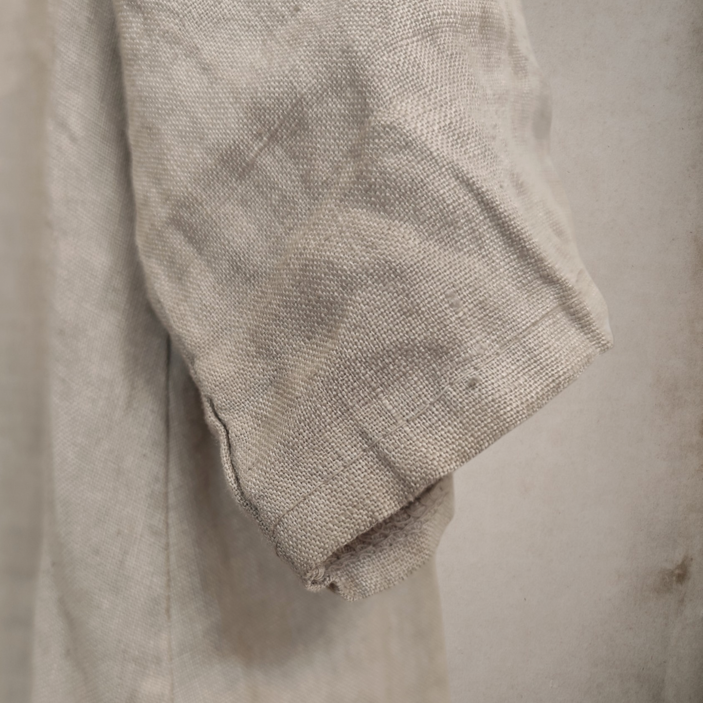 Vestido básico de lino en color topo, fresco, ligero y muy cómodo