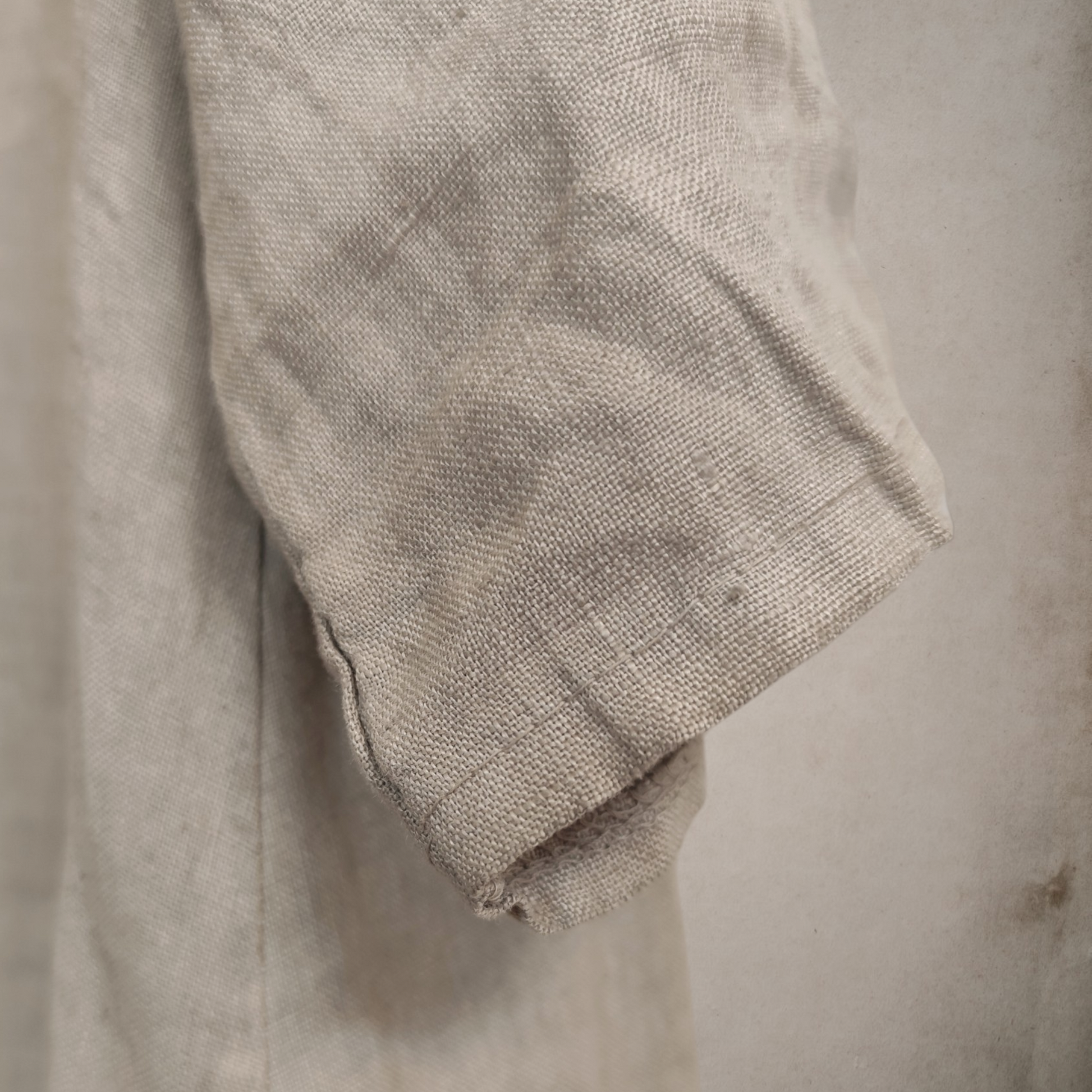 Vestido básico de lino en color topo, fresco, ligero y muy cómodo