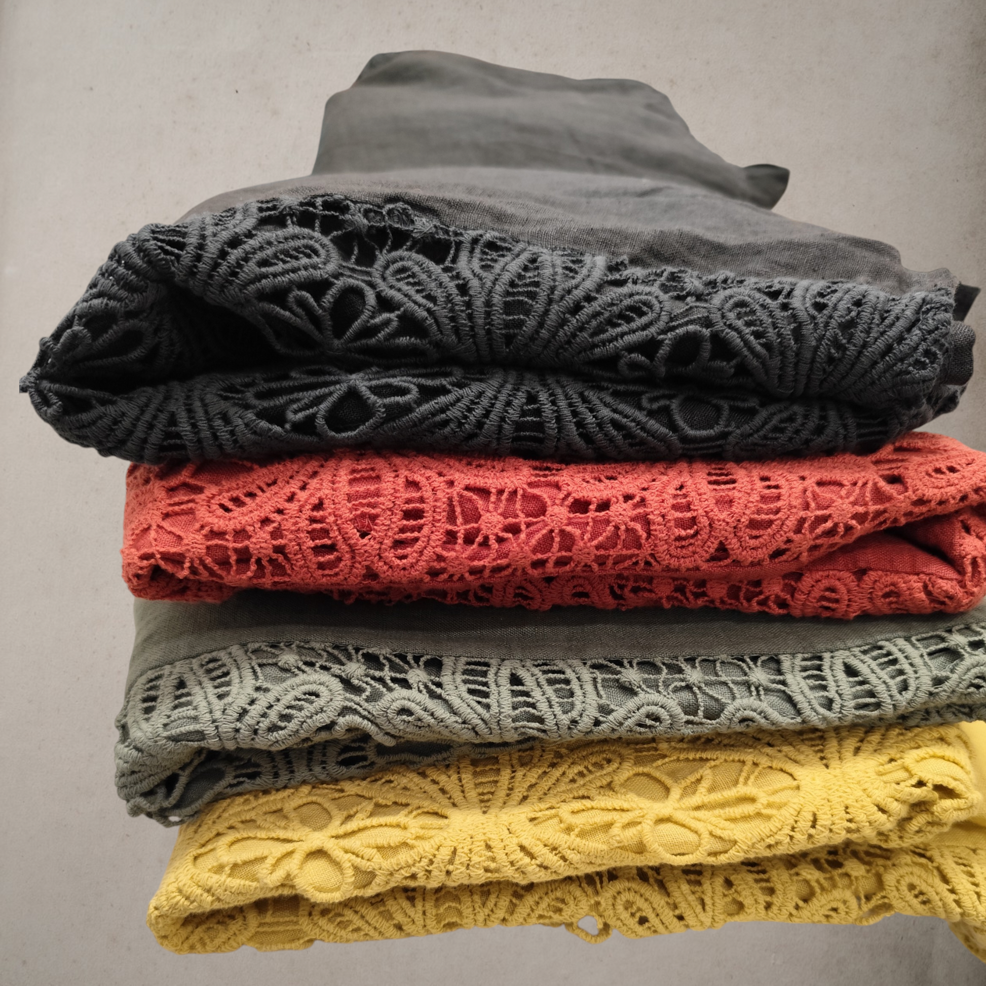 Chaqueta de lino abierta y larga en varios colores, ligera y fresca.