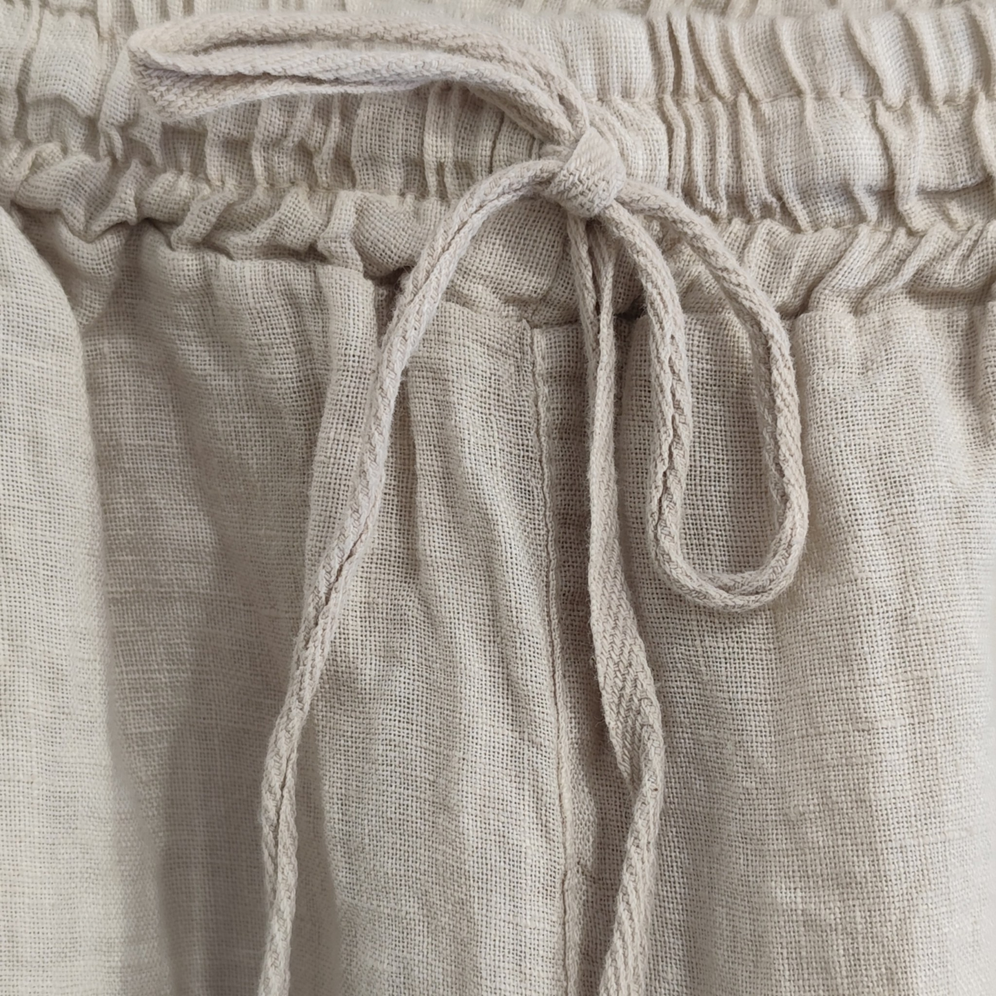 Pantalón de lino natural en color beige, con cintura elástica, corte recto y fresco, muy cómodo.