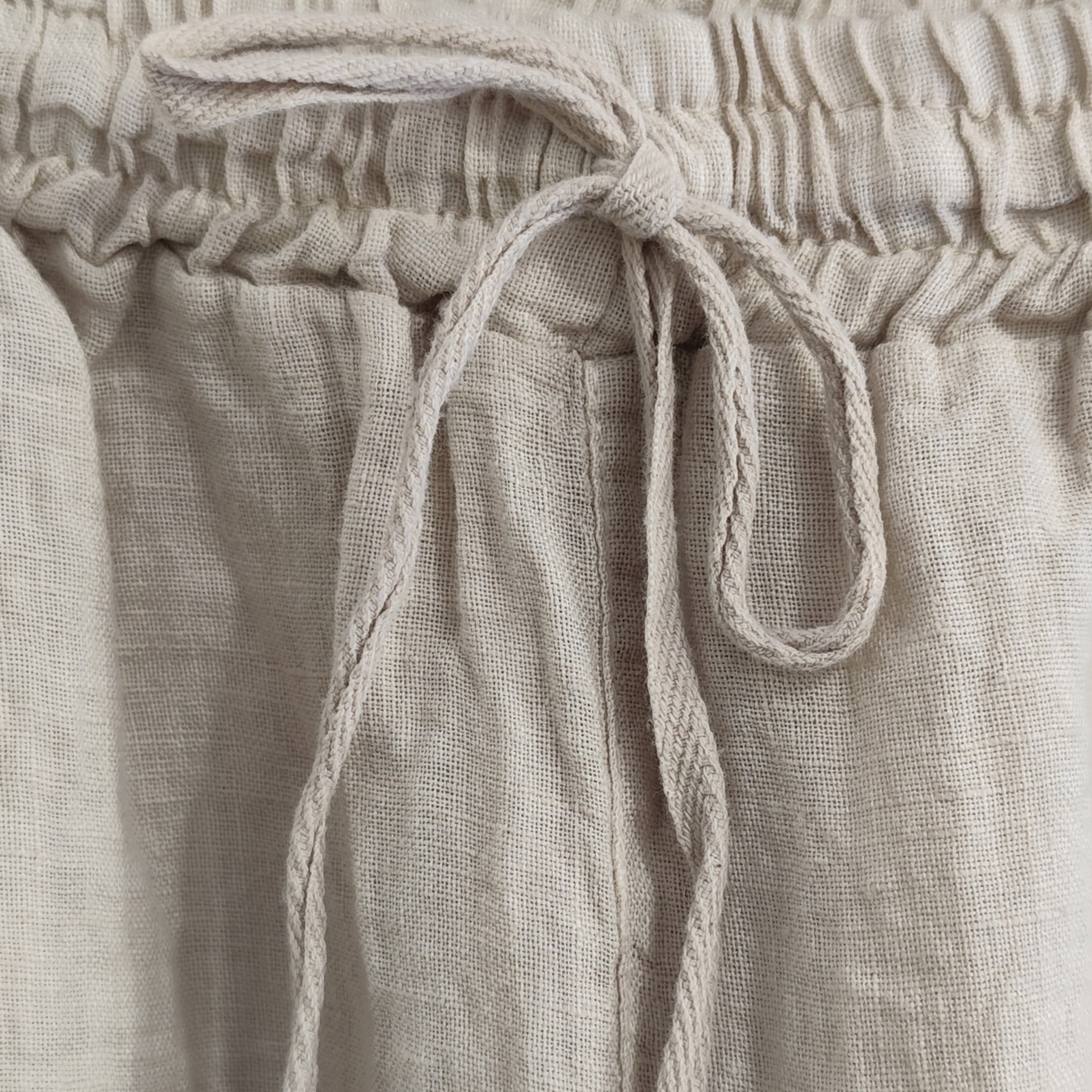 Pantalón de lino natural en color beige, con cintura elástica, corte recto y fresco, muy cómodo.