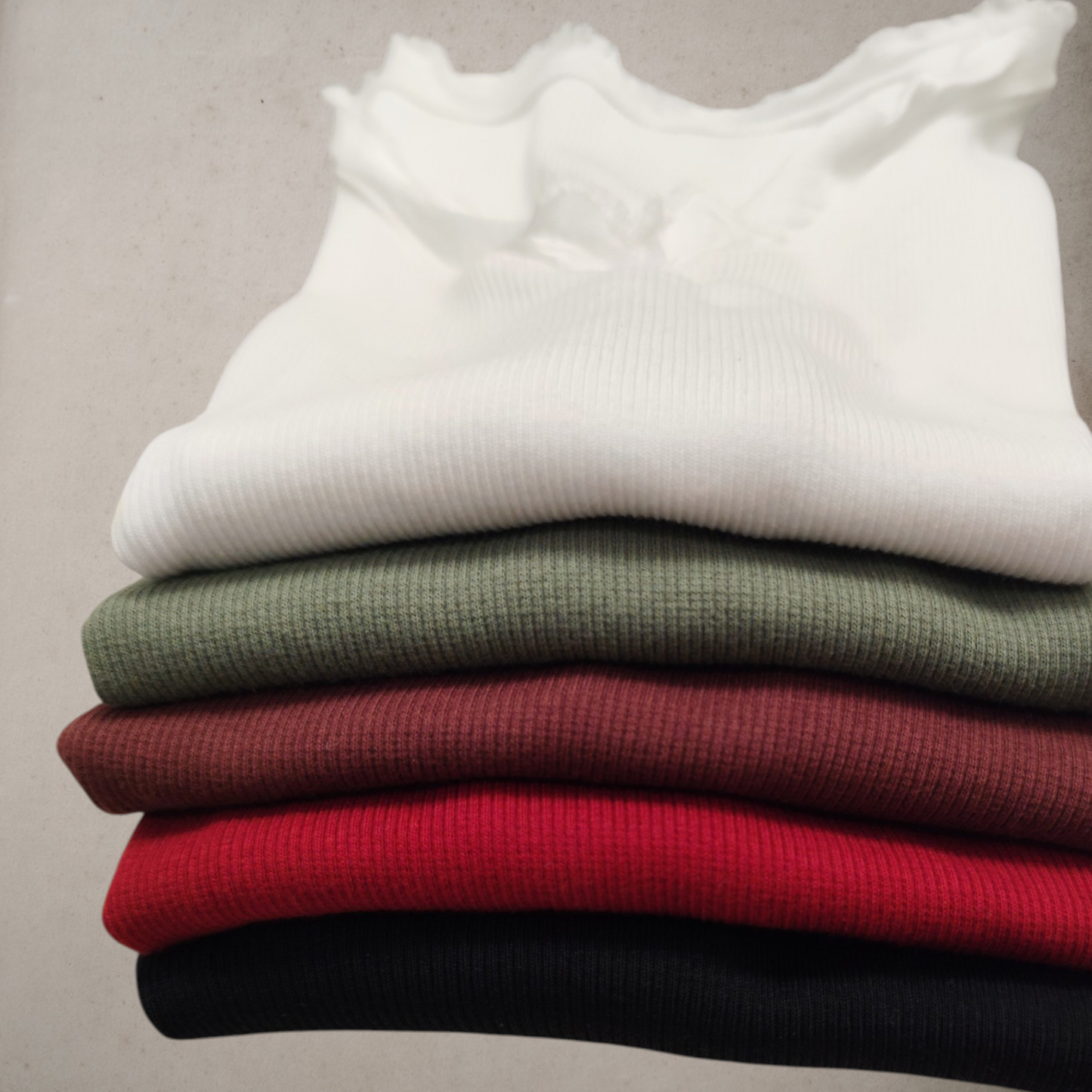 Tops de varios colores de punto de canalé de algodón fresco y transpirable, muy cómodo.