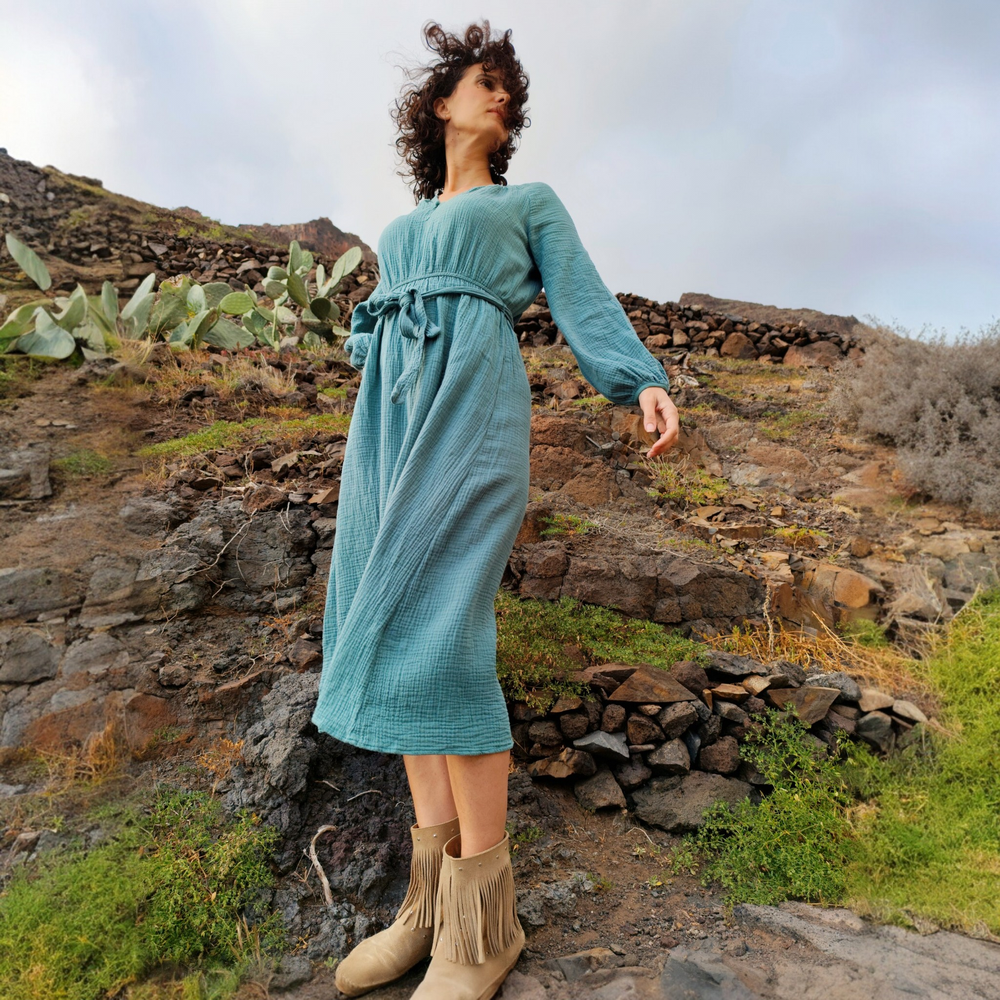 Vestido midi de viscosa en color azul petróleo, fresco, ligero y suave