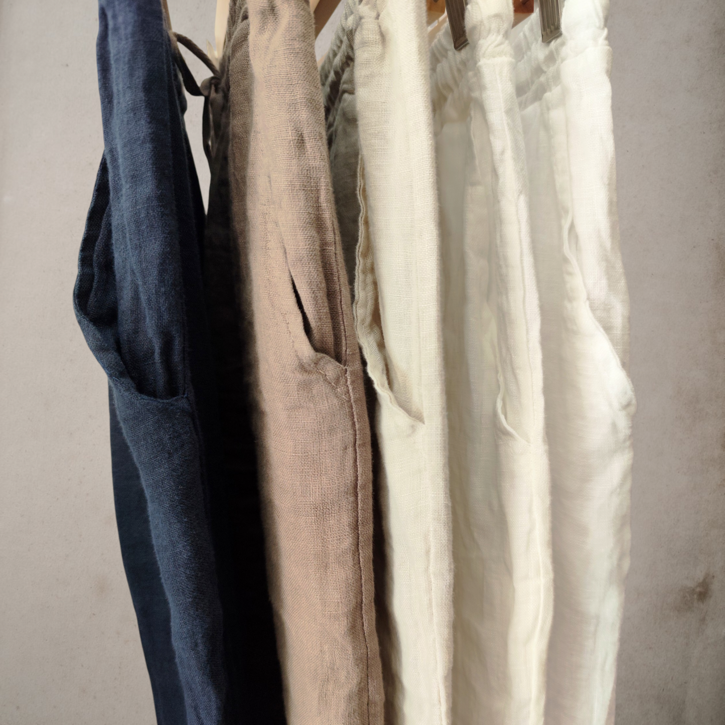 Pantalón de lino natural en varios colores, con cintura elástica, corte recto y fresco, muy cómodo.