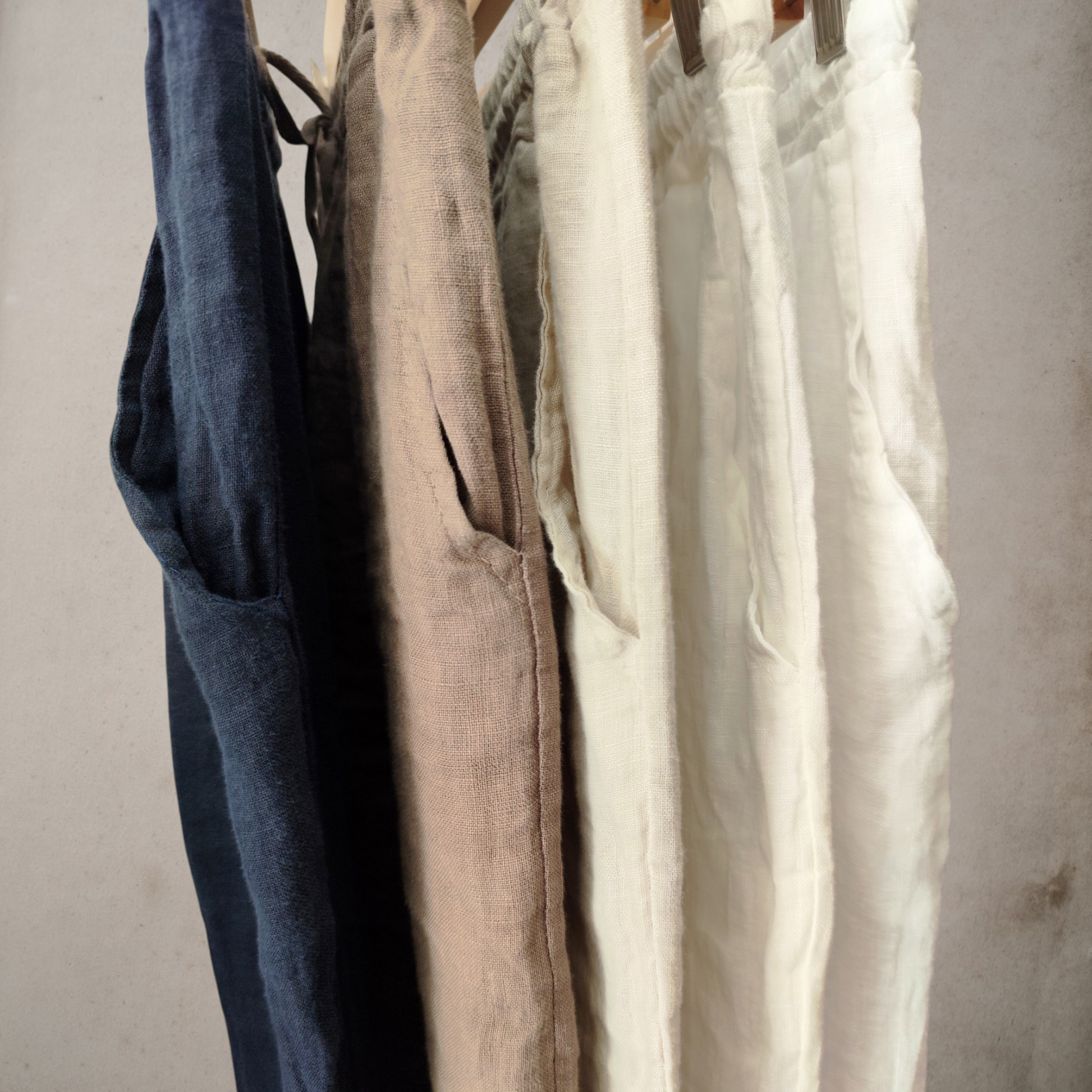 Pantalón de lino natural en varios colores, con cintura elástica, corte recto y fresco, muy cómodo.