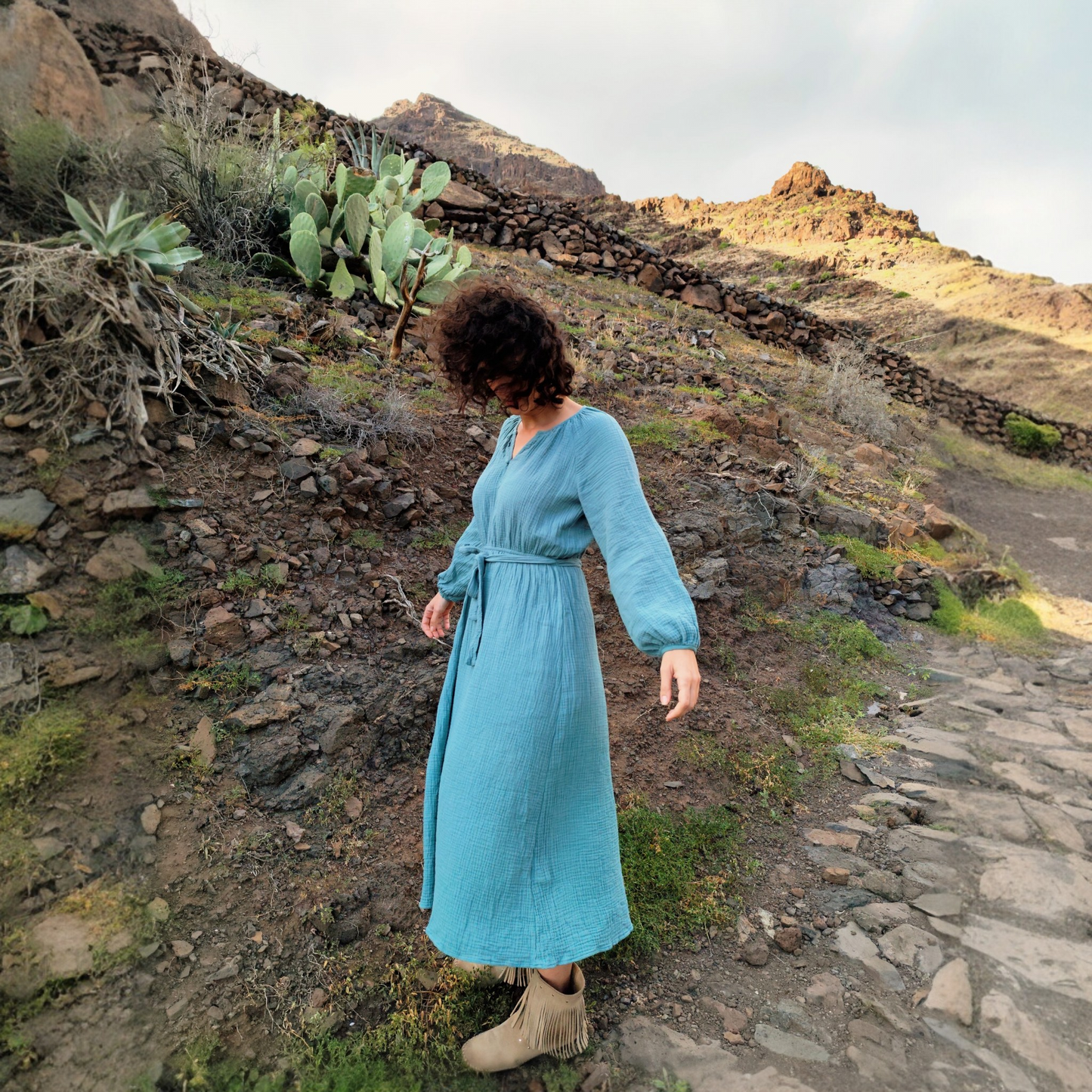 Vestido midi de viscosa en color azul petróleo, fresco, ligero y suave