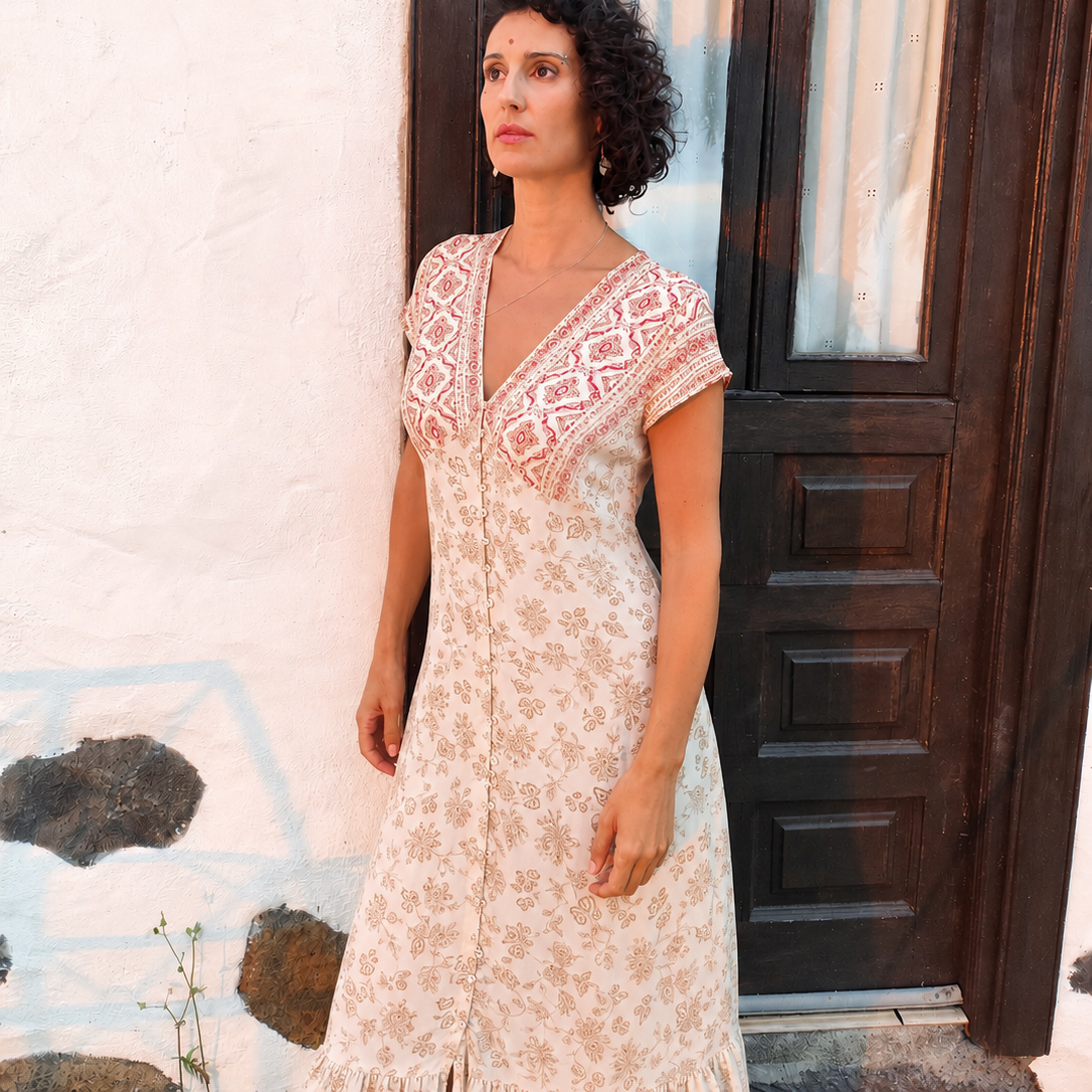 Mujer con vestido Ítaca largo cerrado posando al atardecer con estilo bohemio y natural