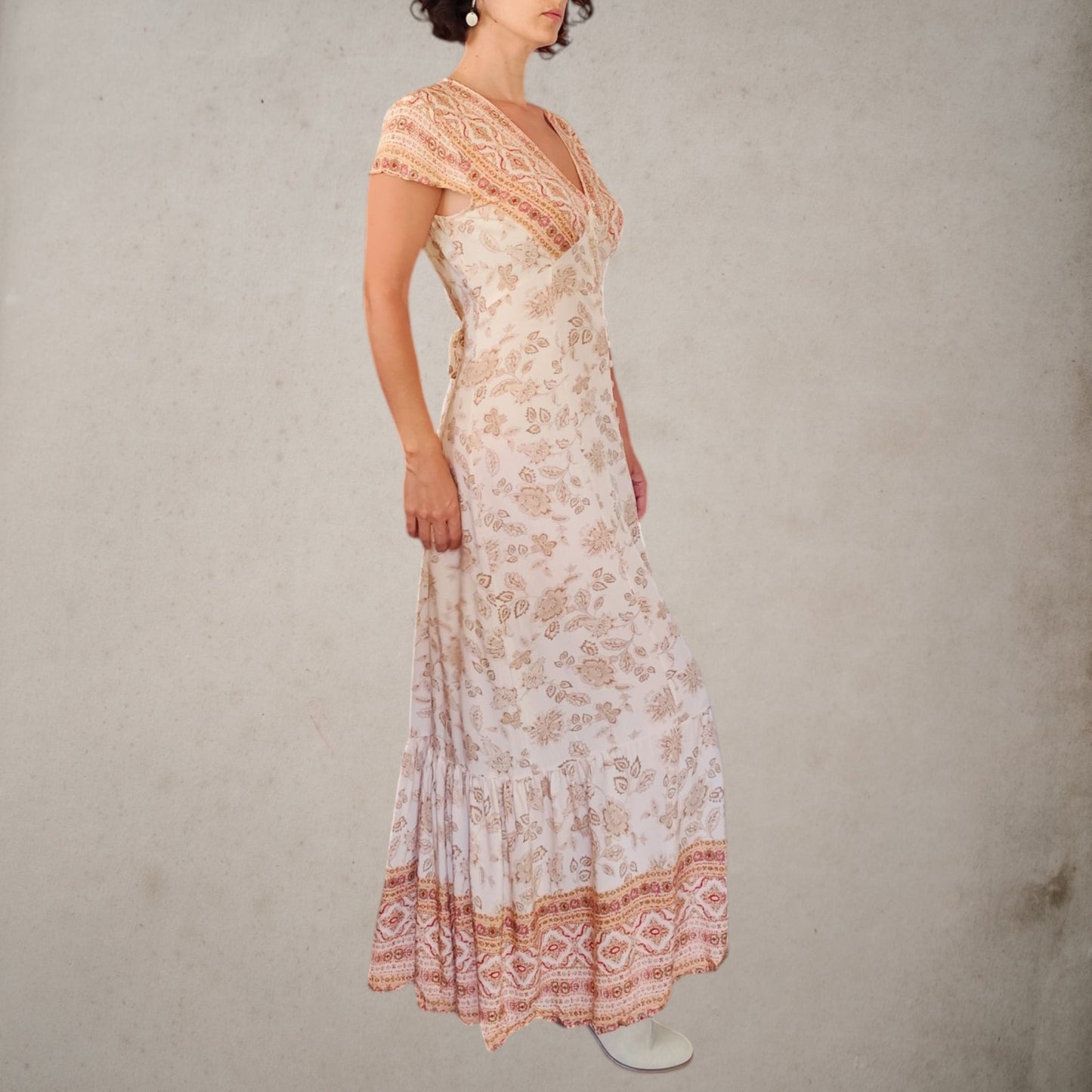 Perfil de mujer con vestido Ítaca largo cerrado y estampado bohemio de la colección Nómada