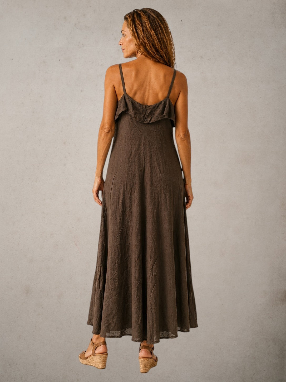 Vestido Oasis marrón de Esencia visto de espaldas.
