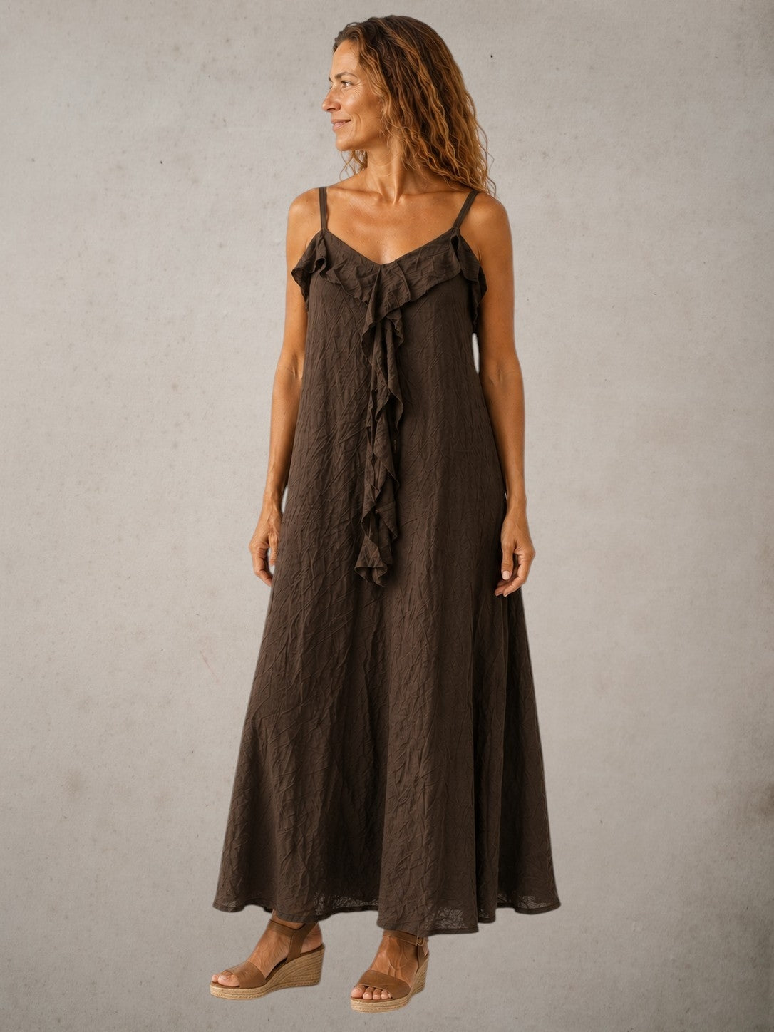 Vestido Oasis marrón de Esencia visto de frente sobre fondo neutro.