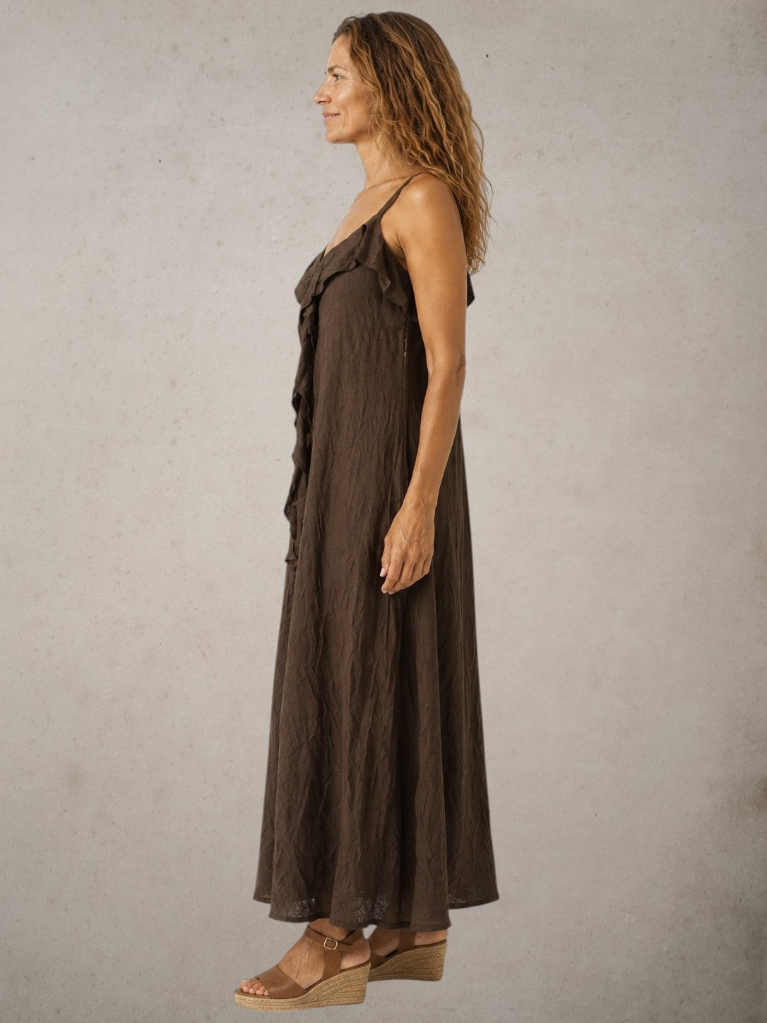 Vestido Oasis marrón de Esencia visto de perfil.