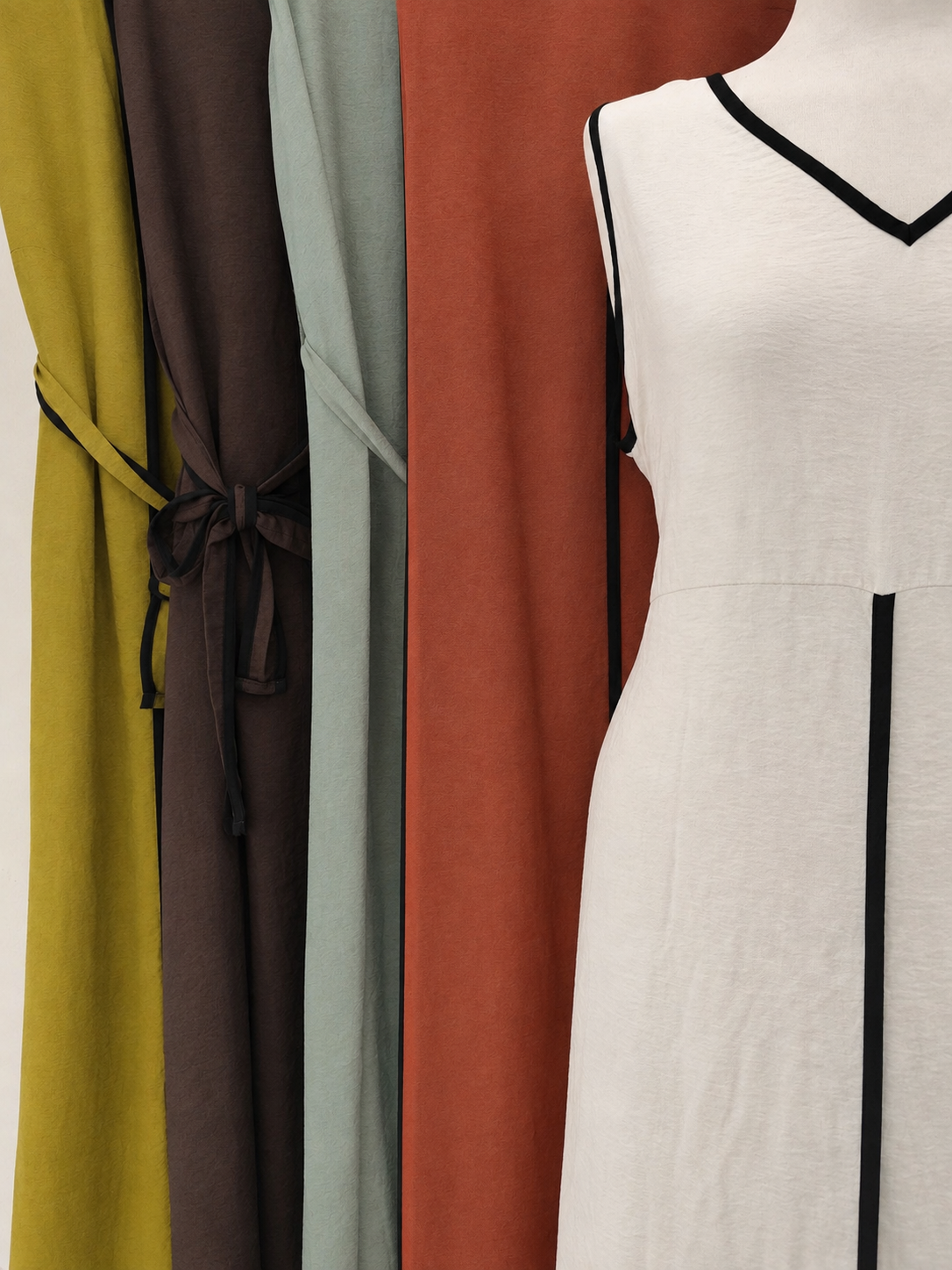 Vestido Pistacho de Esencia en blanco roto junto a los cuatro colores disponibles.