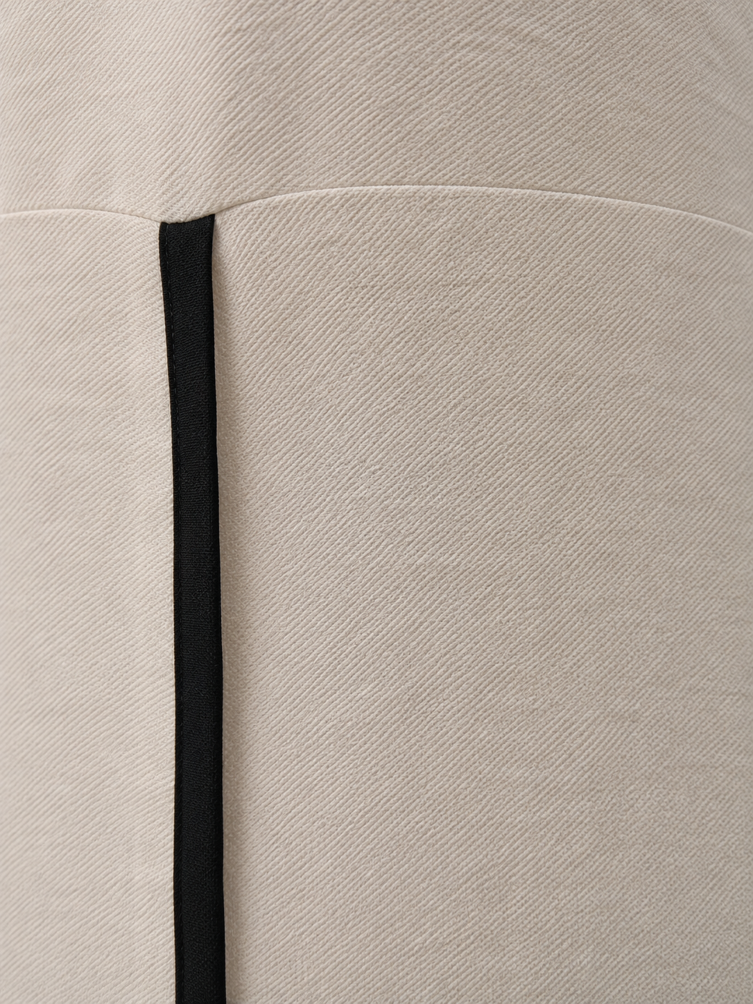Detalle del tejido y del ribete negro del vestido Pistacho de Esencia.