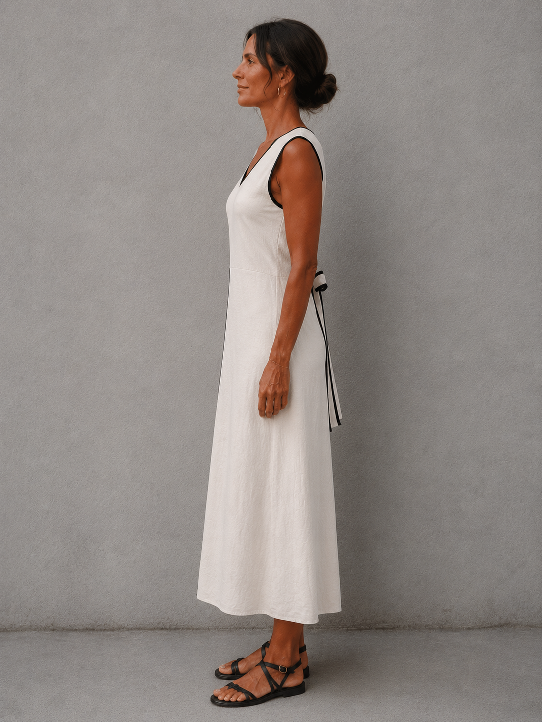 Vestido Pistacho de Esencia en blanco roto visto de perfil sobre fondo neutro.